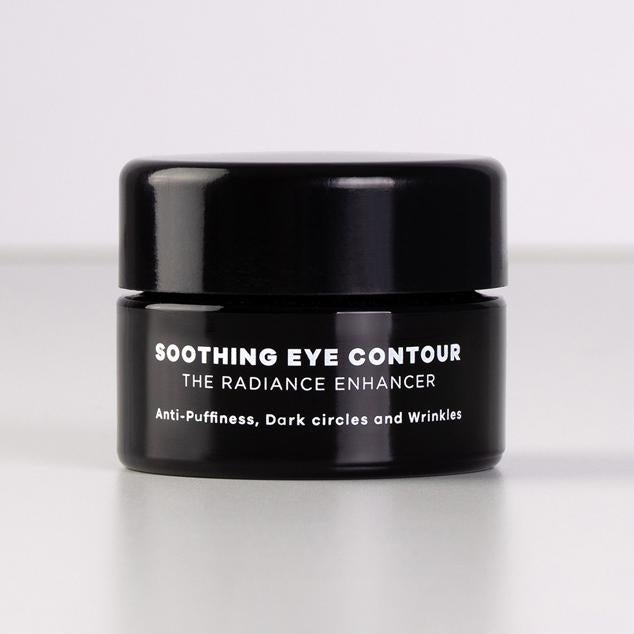 Contorno de ojos Bluevert ideal para aportar luminosidad en dicha zona. Ayuda a reducir y prevenir las arrugas y signos del envejecimiento. Contiene retinol, ácido tranexámico, vitamina K-Ox, cafeína, manteca de karité y Plasmarine Active Complex. Aporta hidratación y contribuye a la regeneración de la dermis. Apto para su uso en todo tipo de pieles. Precio: 44,99 euros en Atida MiFarma (precio habitual: 49,45 euros). Cómpralo aquí