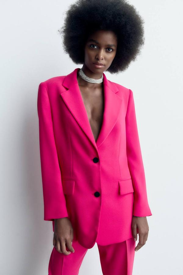 Blazer de diseño oversize con cuello solapa, hombreras y cierre frontal de botones, en fucsia, de Zara. Está disponible por 55,95 euros.