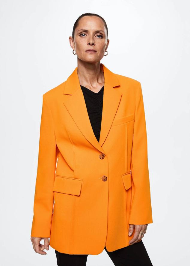 Americana de traje estructurada con cuello solapa con muescas, escote de pico y bolsillos, color naranja, de Mango. Cuesta 49,99 euros.