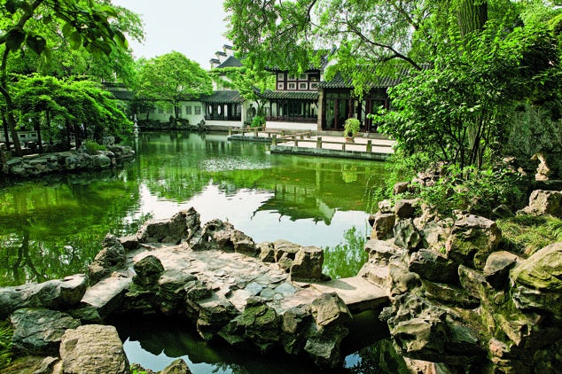 “Con cada paso, un nuevo paisaje”, fue el precepto que la dinastía Quing (1636-1912) inculcó en Liu Yan (Suzhou, China), un jardín que articulaba un complejo consagrado a la estética y la poesía, y al que se incorporaron un magnífico lago y hasta una montaña construida, roca a roca, por el hombre.