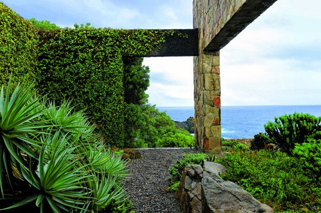 El paisajista Juan Grimm concibió el jardín en su residencia de Los Vilos (Coquimbo, Chile) como un lugar para la experimentación, el aprendizaje y la recreación sin más límite que el acantilado que lo separa del Pacífico. Las especies que ya existían en la finca antes de edificar conviven con otras nativas, generando un diálogo entre lo silvestre y lo ornamental, con el hombre como respetuoso invitado.