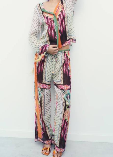 Imagen - El pantalón multicolor tiene una cintura elástica