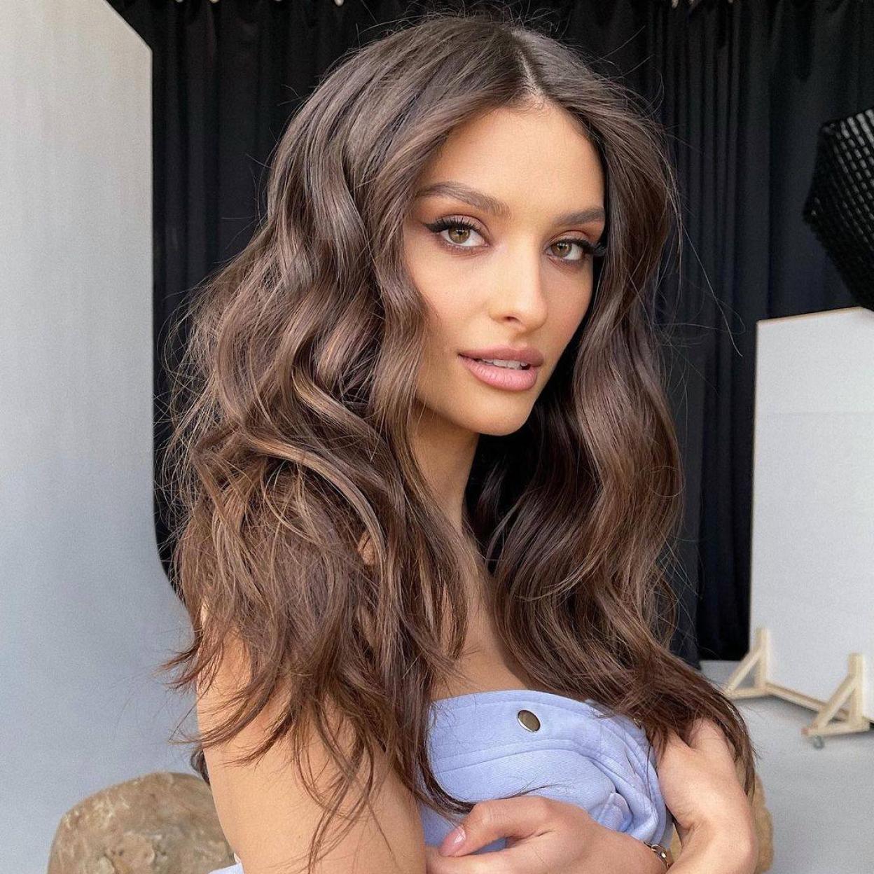 Modelo con un pelo fuerte, sano, brillante y voluminoso como el que consiguen los suplementos