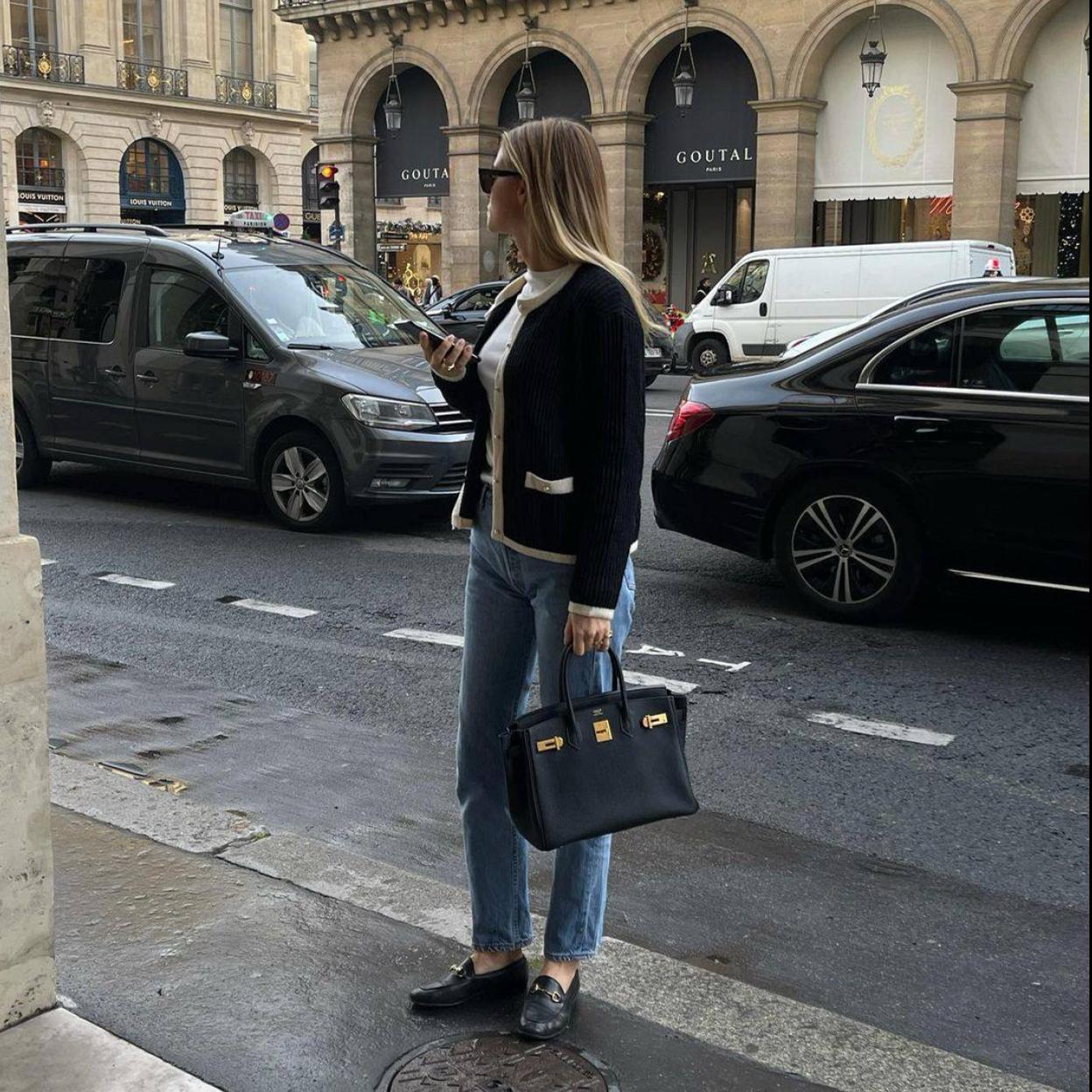 La influencers lleva una chaqueta de punto con ribetes a contraste para un estilo retro chic