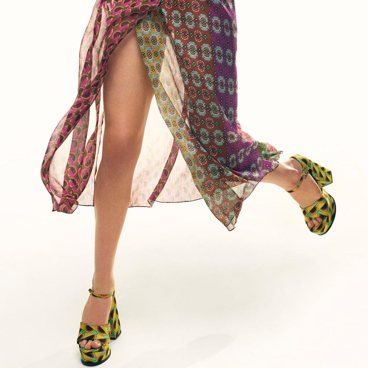 Sandalias estampadas de Zara con tacón y plataforma. 