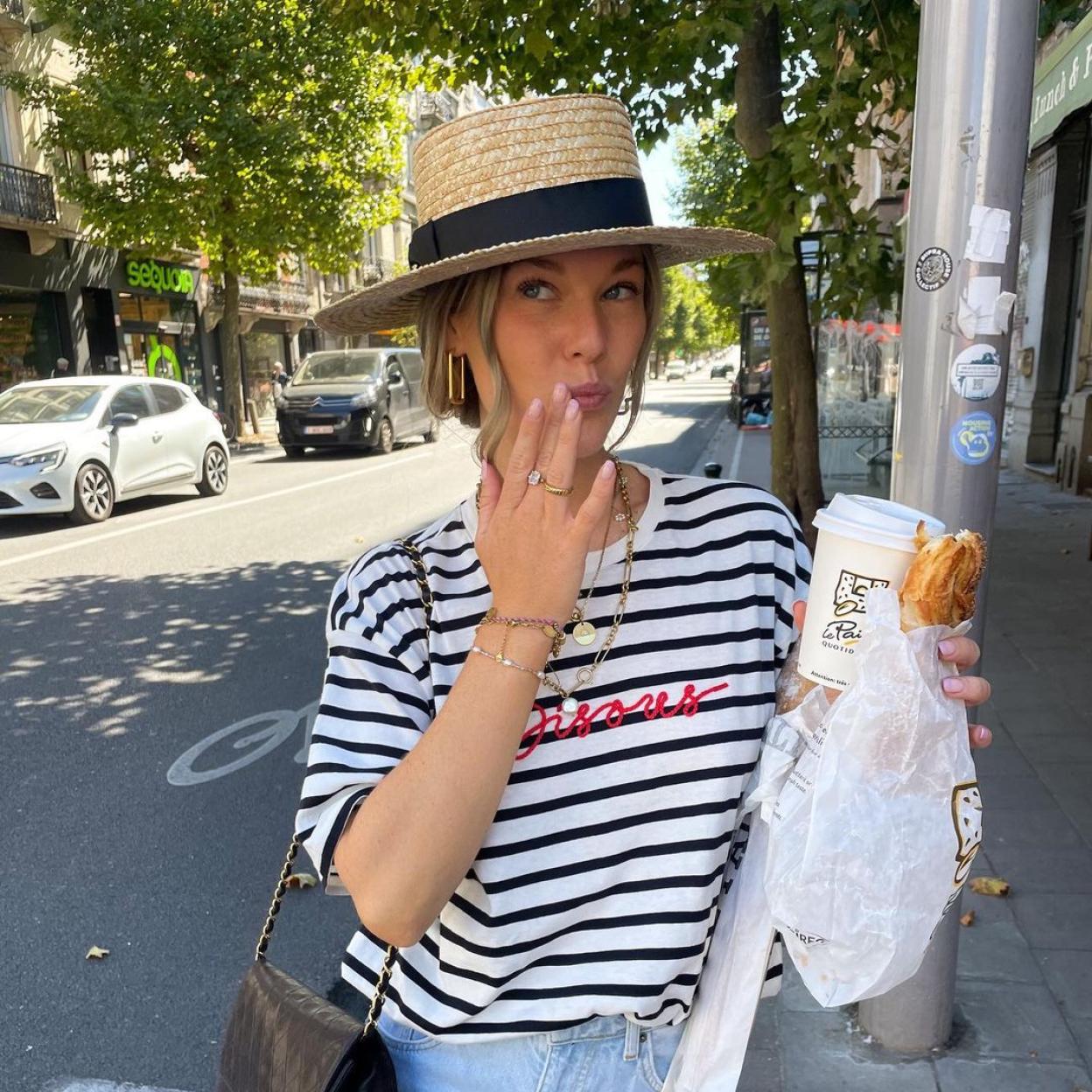 La influencer belga Tin Vcb vestida con una camiseta de rayas y unos vaqueros.