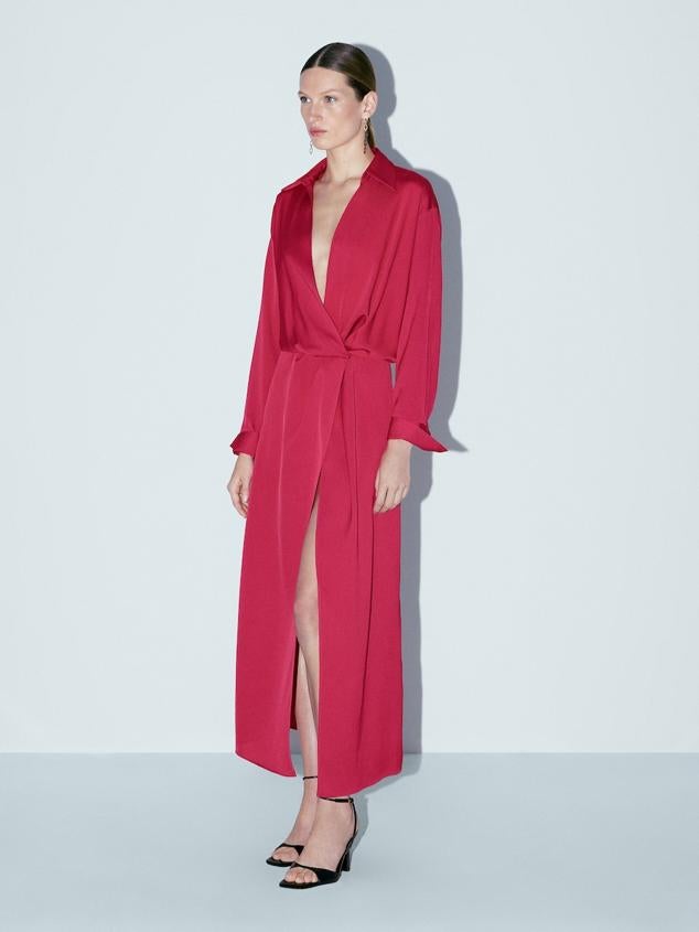 Un diseño elegante, sencillo y tremendamente femenino que irá directo a tu fondo de armario. Vestido de manga larga en rosa oscuro de Massimo Dutti (149 euros). 