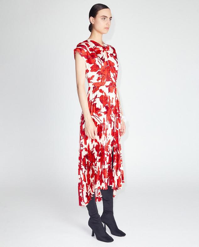 Aunque es un estampado típicamente primaveral, las flores no desaparecen en otoño. Vestido plisado en rojo y blanco de Sfera (49,99 euros). 