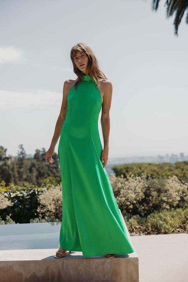 Aunque en los últimos años los vestidos largos han cedido casi todo el protagonismo a los de corte midi, todavía quedan diseños que hay que tener en cuenta. Vestido con escote halter en color verde de Zara (49,99 euros). 
