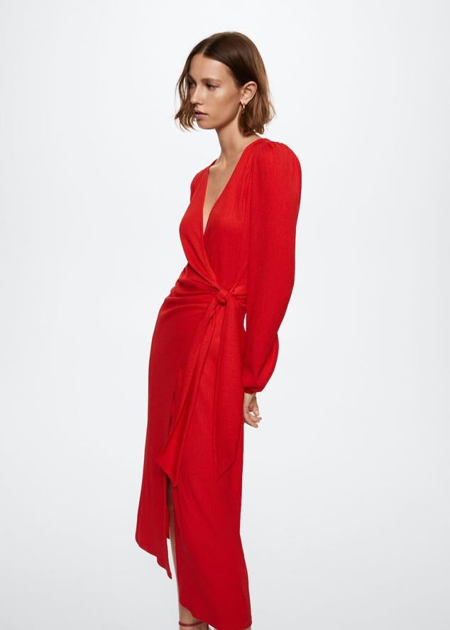 y si hay un color con el que acapararás todas las miradas ese es sin duda el rojo, en su tonalidad más incadescente. Vestido cruzado de Mango (35,99 euros). 
