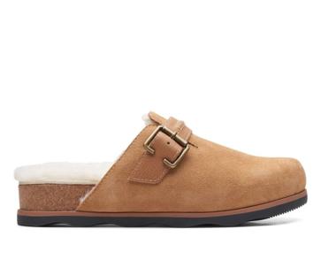 Imagen secundaria 1 - Los zuecos planos de Brickenstock (135 euros), Clarks (41,97 euros) y Zara (79,95 euros).