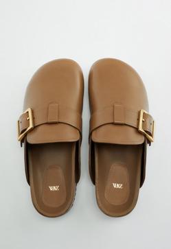 Imagen secundaria 2 - Los zuecos planos de Brickenstock (135 euros), Clarks (41,97 euros) y Zara (79,95 euros).
