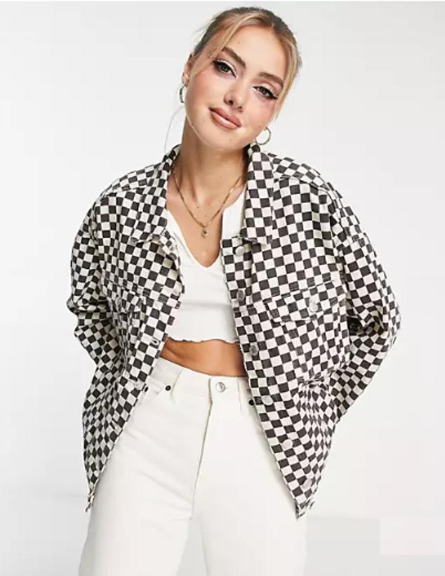 Chaqueta vaquera con estampado a cuadros dameros marrones de corte extragrande de la firma Monki. Precio: 52,99 euros en ASOS. Cómpralo aquí