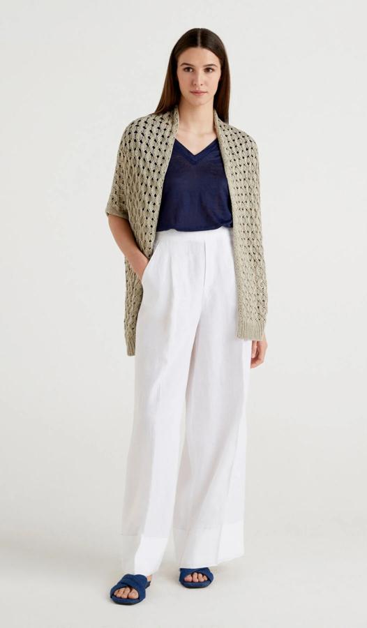 Chaqueta de algodón mixto de tricot con juego de puntos y calados. Cuello tipo chal, manga kimono y canalé ancho en el bajo. Precio: 39,97 euros en Benetton (precio habitual: 79,95 euros). Cómpralo aquí