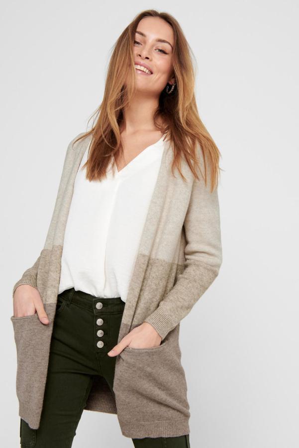 Chaqueta larga de punto color block, sin cierre y con dos bolsillos laterales. La puedes encontrar en tonos rosados y en tonos marrones. Precio: 29,99 euros en Springfield. Cómpralo aquí