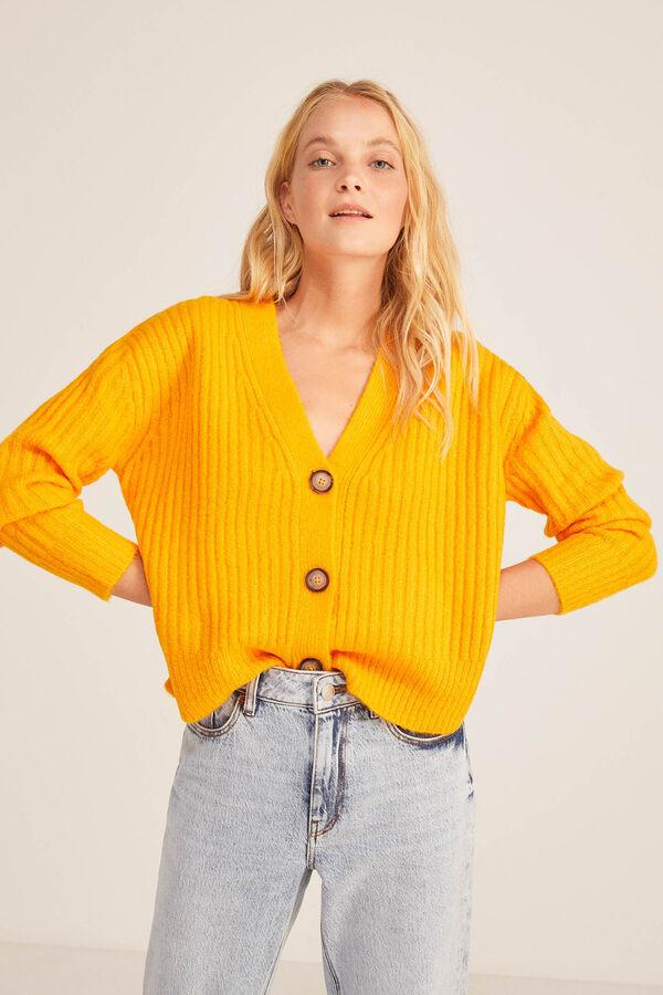 Chaqueta de punto con cuello pico y 3 botones. Corte holgado, manga larga y color amarillo intenso. Precio: 39,95 euros en Springfield. Cómpralo aquí