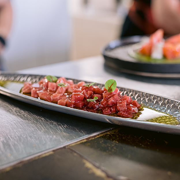 Imagen principal - Tartar Duo de atún rojo, Brioche cojonudo y Langostinos fritos estilo Robuchon.