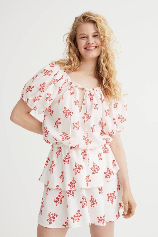 Nuestra favorita es esta blusa vaporosa que tiene un cuello redondo con abertura en forma de pico.