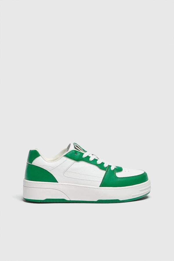 Zapatillas deportivas casual en tejido efecto piel con suela gruesa, puntera redonda, cierre mediante cordones y diseño de paneles a contraste, de Pull&Bear. Está disponible en verde, arena y manzana, por 22,99 euros.