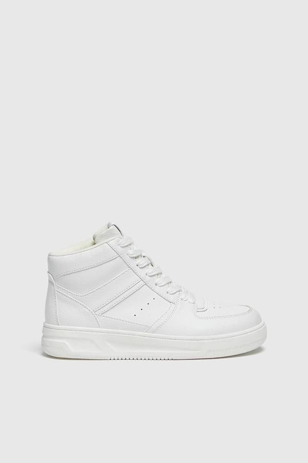 Deportivas abotinadas en efecto piel con detalles de costuras, cierre de cordones y suela ancha, color blanco, de Pull&Bear. Cómpralas a 19,99 euros.