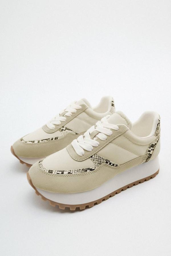 Zapatillas deportivas con detalles en piel y estampado animal, cierre de cordones y suela con plataforma dentada, de Zara. Las encontrarás por 39,95 euros.