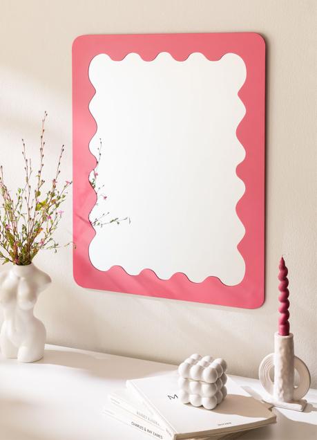 Imagen - Los espejos curvy y coloridos son la tendencia estrella de este otoño.