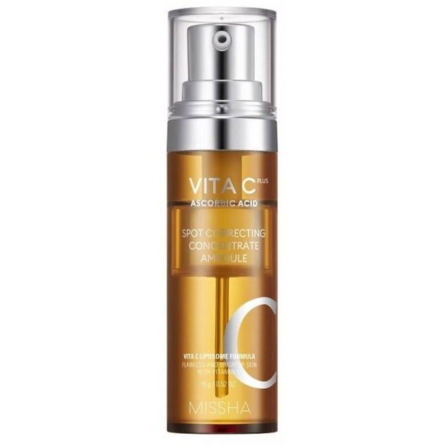 Sport Correcting Concentrate Ampoule de Missha es una ampolla correctora del tono y las manchas que también reaviva la piel apagada, fatigada y envejecida, a la par que minimiza los signos de la edad, protege e hidrata en profundidad. Está formulada con vitamina C pura, raíz de regaliz, ácido tranexámico, niacinamida, arbutina, cúrcuma y algas, conformando la mezcla más potente y eficaz para minimizar la pigmentación e iluminar. También contiene varios tipos de ácido hialurónico, pantenol, ceramidas, colágeno hidrolizado, vitamina E, proteínas y péptidos para un tratamiento antiedad realmente asombroso. Cómpralo aquí
