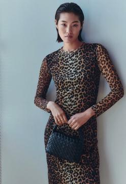 Imagen secundaria 2 - Bolso trenzado de Mango en pequeño y en color negro.