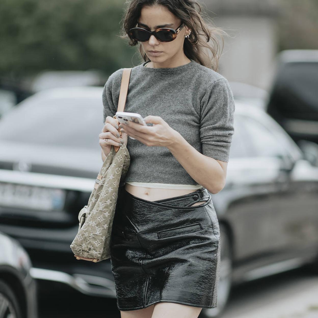 Una minifalda de efecto piel es un básico que no puede faltar en tu armario de otoño