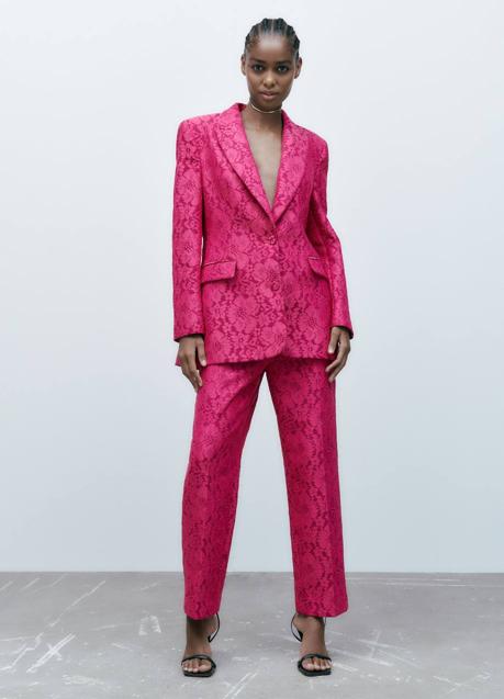 Imagen - Traje fucsia en tejido de encaje