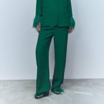 Imagen secundaria 1 - El traje verde y las sandalias con plumas