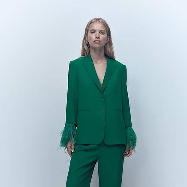 Imagen principal - El traje verde y las sandalias con plumas