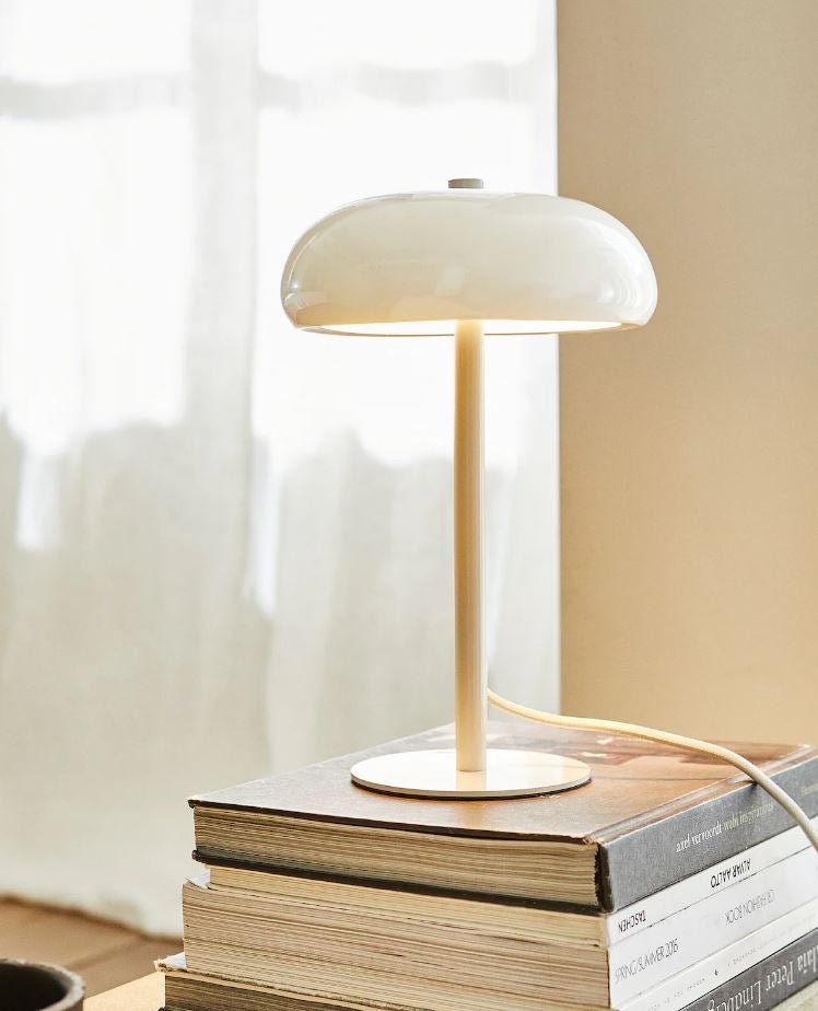 Imagen - Las lámparas de mesa curvy aportan dinamismo al estudio además de elegancia y serenidad.