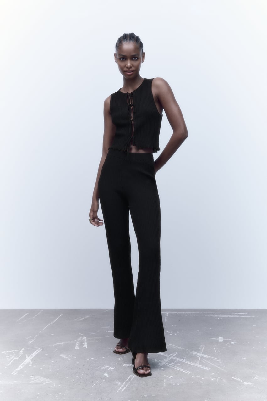 Con cintura elástica, Zara vuelve a sacar estos pantalones tipo RIB de tiro alto que podrás combinar tanto con camisas blancas oversize como con top crops. Eso sí, si eres bajita, apuesta por unos botines que acaben en punta