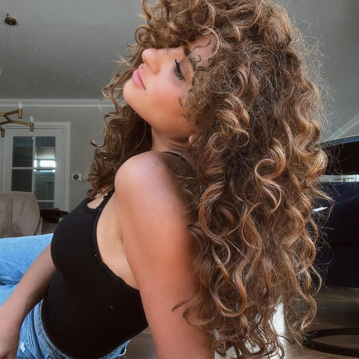 Los rizos más rebeldes necesitan un acondicionador para hacer leave in, la técnica más utilizada en el método curly para definir.