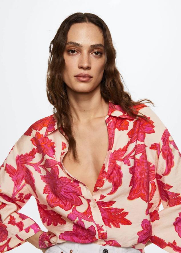 Camisa fluida oversize con cuello solapa, mangas tres cuartos anchas, cierre de botones y estampado floral en crudo y rosa, de Mango. Cuesta 25,99 euros.