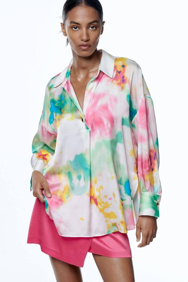Camisa fluida con cuello solapa, escote de pico, manga larga, silueta relajada y estampado tipo tie-dye multicolor, de Zara. Puedes comprarla por 27,95 euros.
