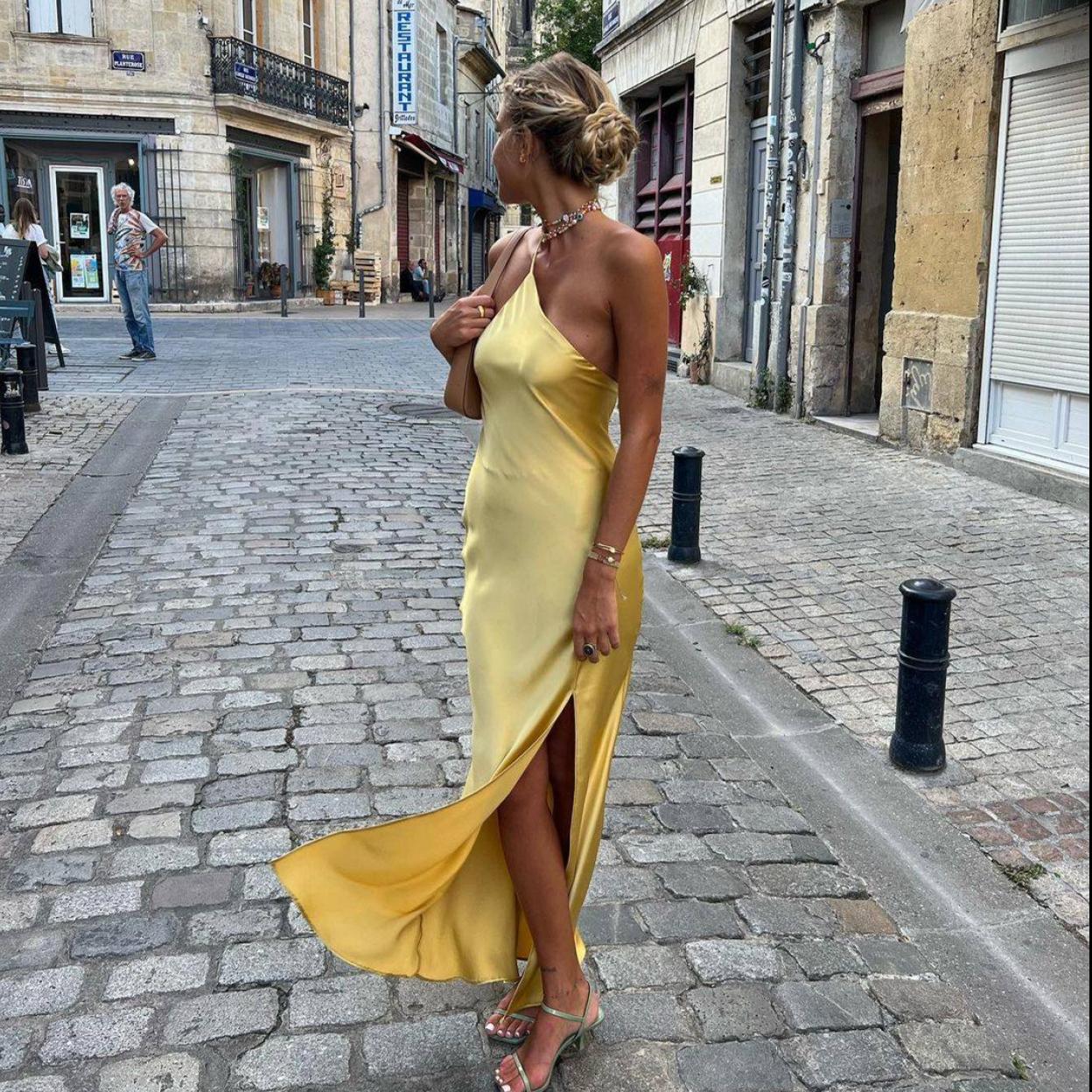 Esta influencer luce el vestido amarillo de Zara que ha conquistado a Instagram