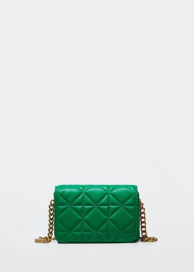 Uno de los diseños que repite, desde hace varias temporadas. Bolso acolchado en color verde y con cadena dorada de Mango (25,99 euros). 