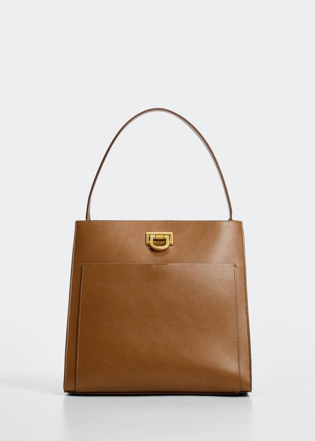 Un diseño elegante y minimalista que podrás llevar durante muchos años. Bolso de asa corta de Massimo Dutti (39,99 euros). 