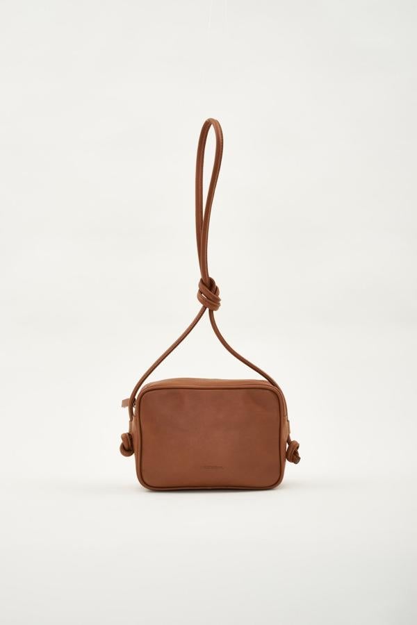 Los diseños más sencillos siempre funcionan. Bolso con nudos de piel de Mint & Rose (189 euros). . 