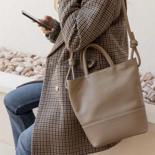 Otra propuesta que se adapta muy bien al entretiempo. Bolso de piel de Monpiel (134 euros). 