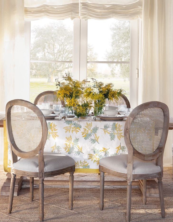 Un toque cotagge en tu mesa con este colorido mantel con estampado de mimosas en amarillo y verde, un diseño que funciona igual de bien en cualquier época del año y que está rebajado a 16.95 euros. Cómpralo aquí