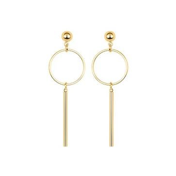 Imagen secundaria 1 - De izquierda a derecha: camisa blanca de Zara (25,95€), pendientes de Luxenter (19,99€) y bermudas de H&M (12,99€).