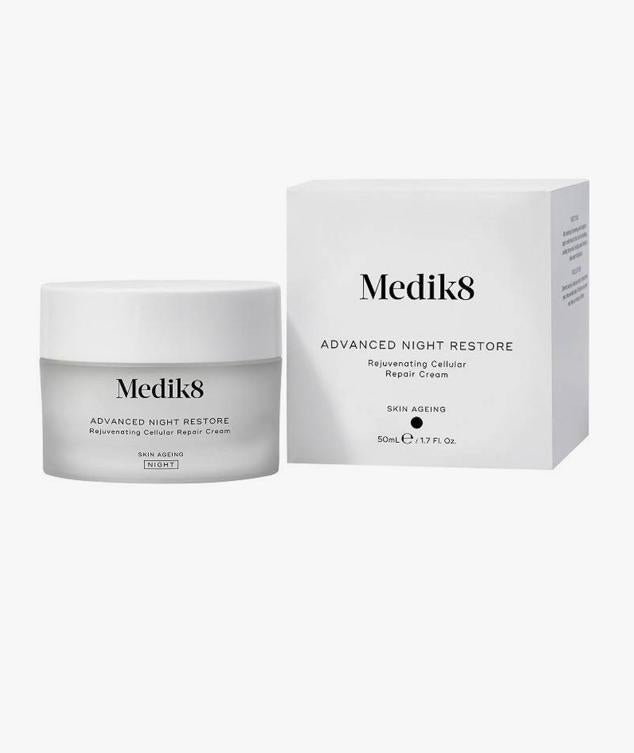 Advanced Night Restore Repair Cream de Medik8 revitaliza, restaura e hidrata en profundidad la piel, aportando beneficios antioxidantes que rejuvenecen a nivel celular. La piel se verá suave, repulpada y luminosa gracias al extracto de fruta de dragón, los péptidos que reparan las células y la baya de Saskatoon, así como ceramidas fortalecedoras de la barrera e hidratantes. Cómpralo aquí