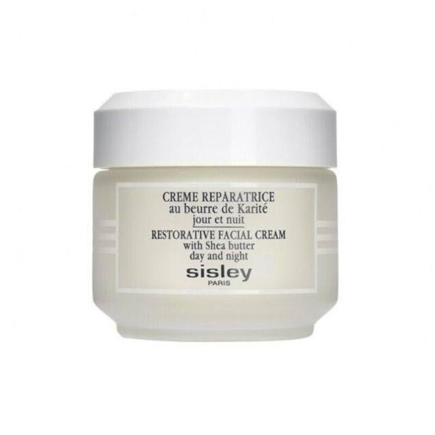 Restorative Facial Cream de Sisley repara la piel más seca, descamada, irritada y apagada a través de una gran hidratación, nutrición, acondicionamiento y protección. Para ello emplea manteca de karité, alantoína calmante y extracto de zanahoria que hacen la tez más flexible, corrigen el daño, suavizan y luchan contra las agresiones que deterioran su salud. Cómpralo aquí