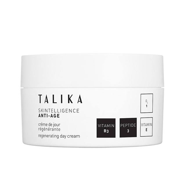 Skintelligence Anti-Age Regenerating Day Cream de Talika se trata de una crema de día antiedad que reestablece la luminosidad, nutre, reconstituye y mejora el aspecto de los signos del envejecimiento, a la par que refuerza la barrera protectora y el equilibrio de la piel. Está enriquecida con prebióticos de microalgas, vitamina E, ácido hialurónico, adenosina, niacinamida, péptidos, escualeno de la oliva y aloe vera. Cómpralo aquí