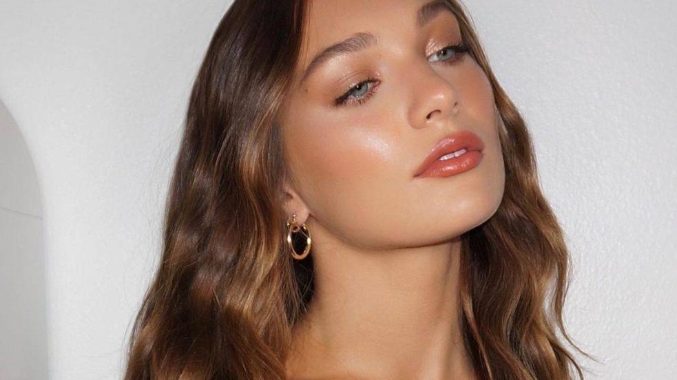 Modelo con una piel tersa y radiante fácil de obetener con mucha hidratación