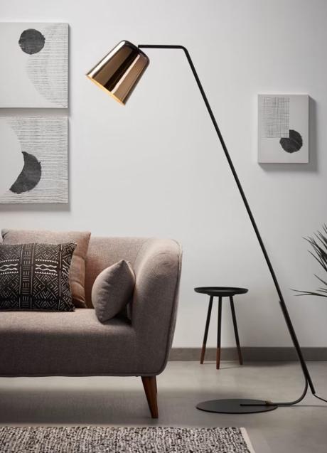 Imagen - Lámpara neegra en conos dorados para un acabado muy elegante en el salón.