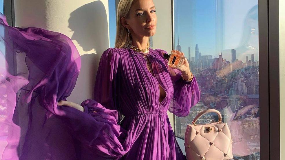 La it girl Leonie Hanne luce un impresionante vestido plisado vaporoso
